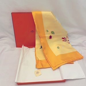 Hermes 100% Silk Scarf. New in Box. Beautiful Des Fleurs Pour